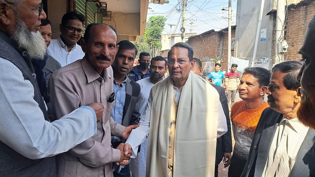 সোলেমান শাহের মাজার জিয়ারত শেষে ভোটারদের সঙ্গে কথা বলেন জাসদ সভাপতি ও নৌকার প্রার্থী হাসানুল হক ইনু। বুধবার দুপুরে কুষ্টিয়ার ভেড়ামারা উপজেলার গোলাপনগর এলাকায়