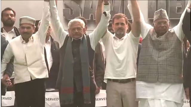দিল্লির যন্তর মন্তরে বিরোধীদের ধরনার সময় একসঙ্গে রাহুল গান্ধী ও সিপিএমের সীতারাম ইয়েচুরিসহ বিরোধী নেতারা