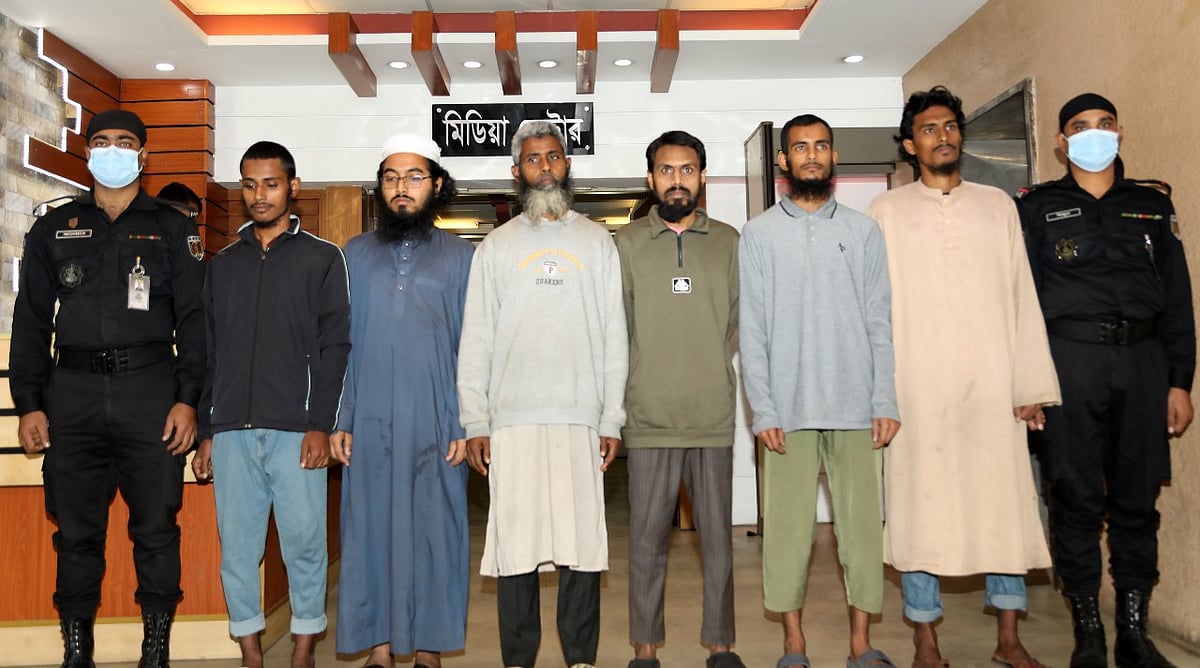 নিষিদ্ধ জঙ্গি সংগঠন আনসার আল ইসলামের ছয় সদস্যকে গ্রেপ্তারের কথা জানিয়েছে র‍্যাব