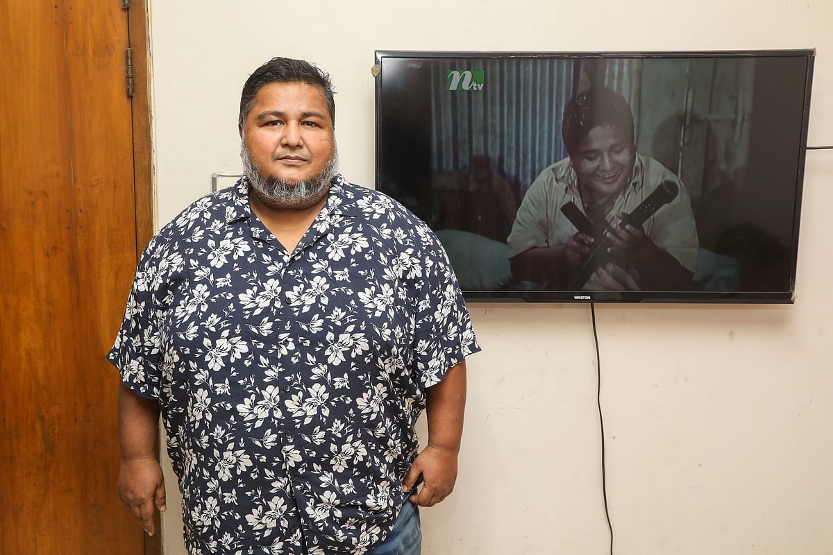 টিভির পর্দায় রইছের সেই ‘আকনিক দৃশ্য’; পর্দার বাইরে বিজয় চৌধুরী