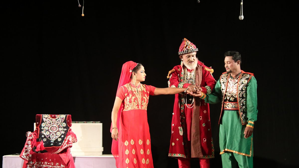 Masha janjalda qolga tushdi Butalarda yalangoch qizlar koz tashlamoqda