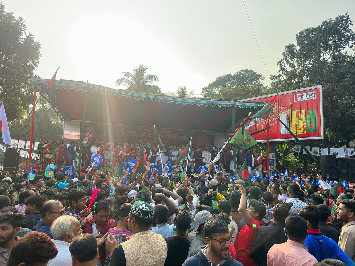 রাজধানীর রমনার ইঞ্জিনিয়ারিং ইনস্টিটিউটের সামনের সড়কে জড়ো হচ্ছেন ক্ষমতাসীন আওয়ামী লীগের নেতা-কর্মীরা