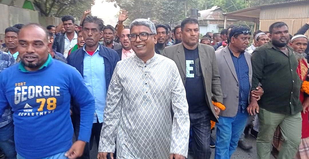 প্রার্থিতা ফিরে পেয়েই ভোটের মাঠে প্রচারে নেমে পড়েছেন আওয়ামী লীগের স্বতন্ত্র প্রার্থী এস এম শাহীনুজ্জামান ও তাঁর কর্মী–সমর্থকেরা। শুক্রবার বিকেলে ইসলামপুর উপজেলার থানা মোড় এলাকায়