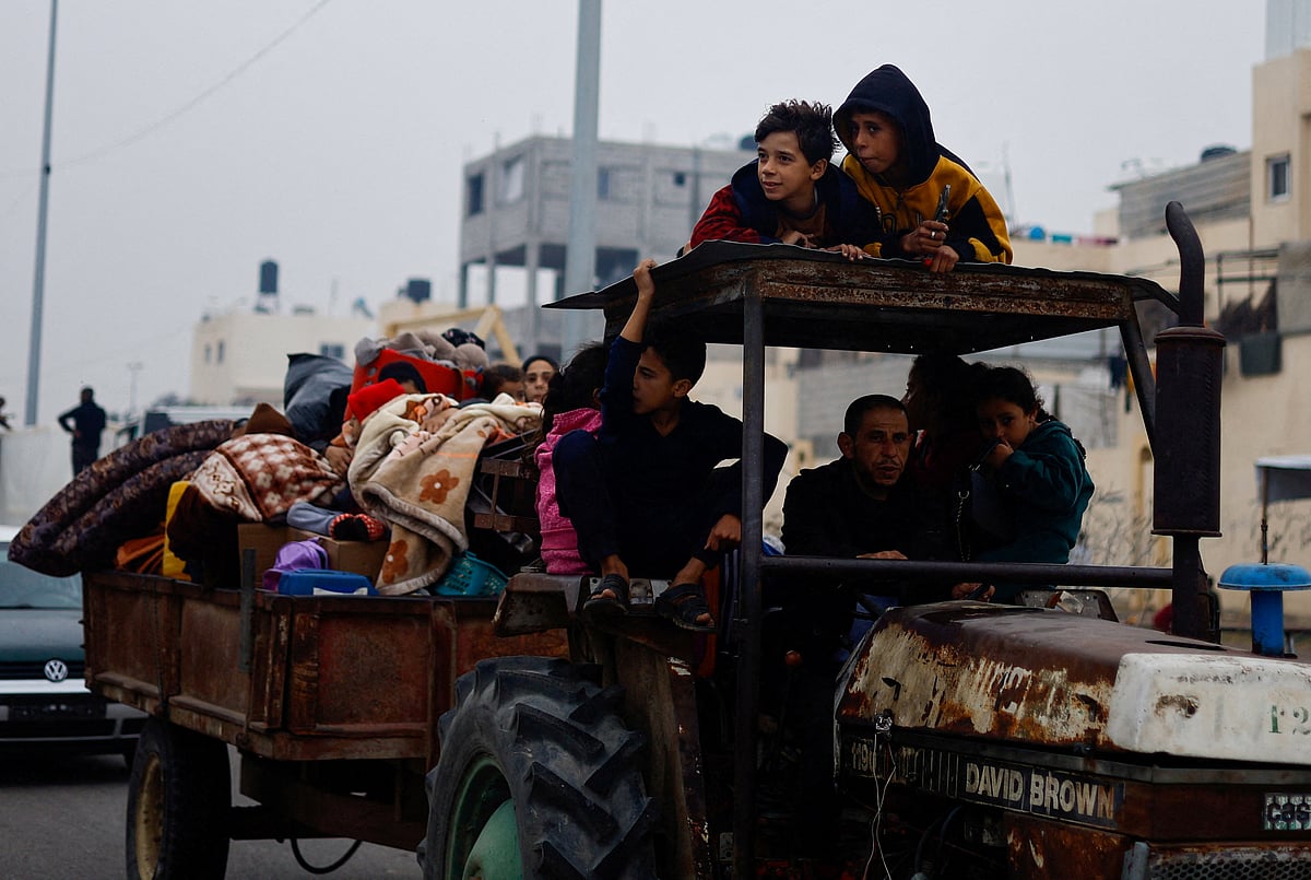 ইসরায়েলের হামলার মুখে দক্ষিণ গাজার রাফাহ এলাকায় পালাচ্ছেন ফিলিস্তিনিরা