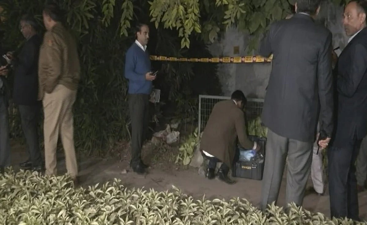 বিস্ফোরণের পর ইসরায়েলি দূতাবাস এলাকায় তল্লাশি চালায় পুলিশ। গতকাল মঙ্গলবার সন্ধ্যায়, ভারতের দিল্লিতে