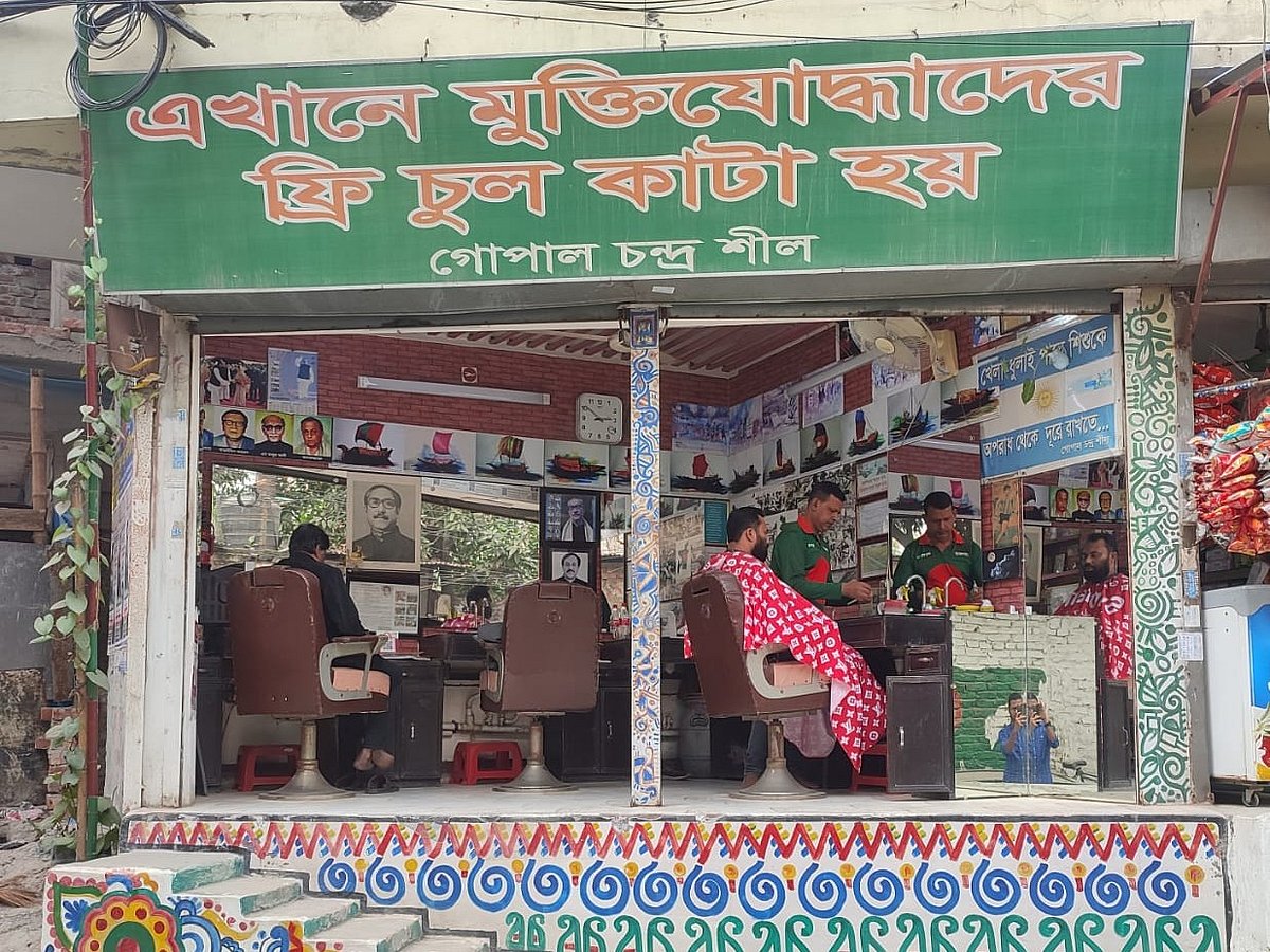 চুল কাটছেন গোপাল চন্দ্র। দুই দশকের বেশি সময় ধরে তিনি বিনা মূল্যে মুক্তিযোদ্ধাদের চুল কাটছেন বলে দাবি করেন
