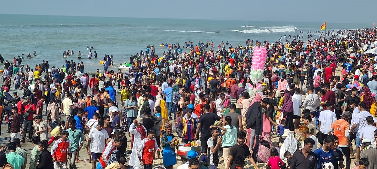 কক্সবাজার সমদ্রেসৈকতে পযটকের উপচে পরা ভিড়। আজ দুপুরে সৈকতের সুগন্ধা পয়েন্ট