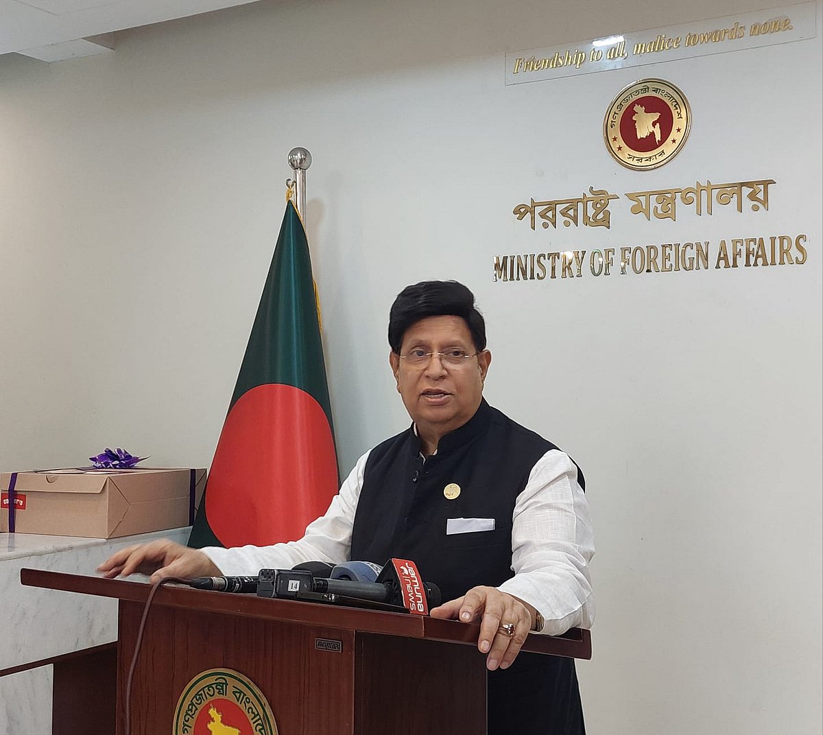 পররাষ্ট্র মন্ত্রণালয়ে নিজ দপ্তরে সাংবাদিকদের বিভিন্ন প্রশ্নের জবাব দেন পররাষ্ট্রমন্ত্রী এ কে আব্দুল মোমেন