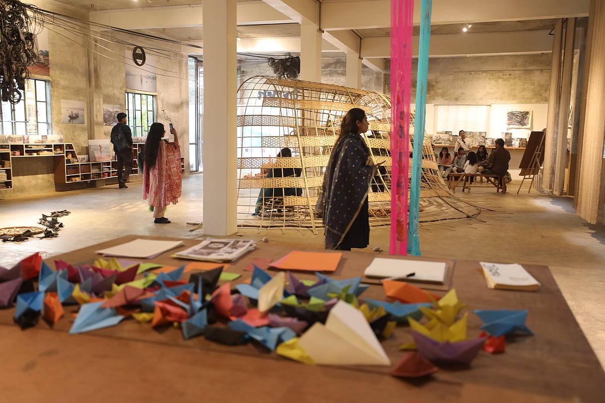 দুই রঙিন মসলিন শাড়িতে আঁকা তরুণী আর বৃদ্ধার মুখাবয়ব