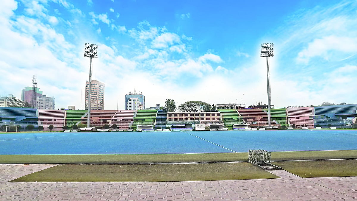 মাঠে খেলা নেই, এভাবেই খালি পড়ে থাকে মওলানা ভাসানী স্টেডিয়ামের টার্ফ