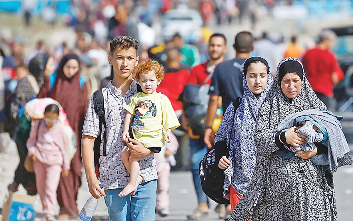 ইসরায়েলের হামলা থেকে বাঁচতে নিরাপদ আশ্রয়ে ছুটছেন ফিলিস্তিনিরা