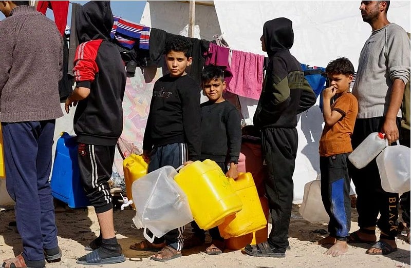 ইসরায়েলি হামলার মুখে বাস্তুচ্যুত ফিলিস্তিনিরা