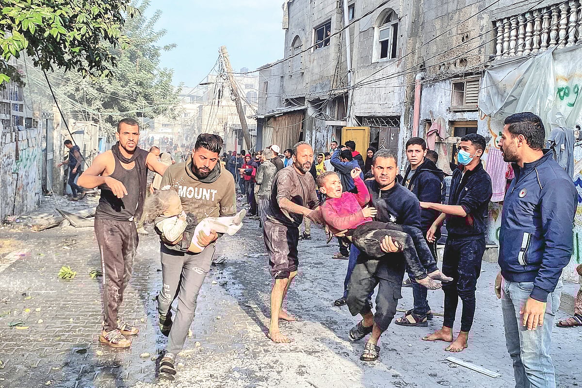 সাময়িক যুদ্ধবিরতি শেষে ফিলিস্তিনের গাজায় হামলা শুরু করেছে ইসরায়েল। হামলায় আহত শিশুদের উদ্ধার করে নিয়ে যাচ্ছেন ফিলিস্তিনিরা। গতকাল দক্ষিণ গাজার রাফাহ এলাকায়