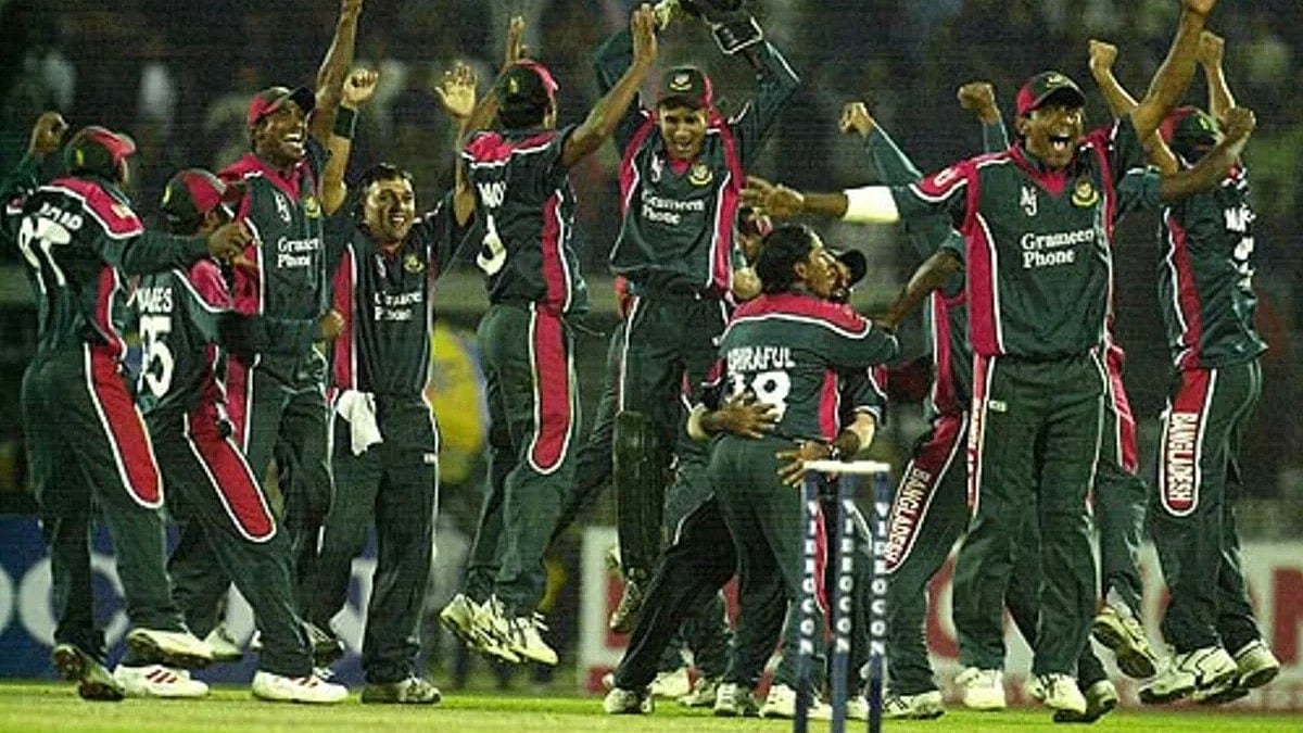 শততম ওয়ানডেতে ভারতকে হারানোর পর বাংলাদেশের খেলোয়াড়দের উদ্‌যাপন