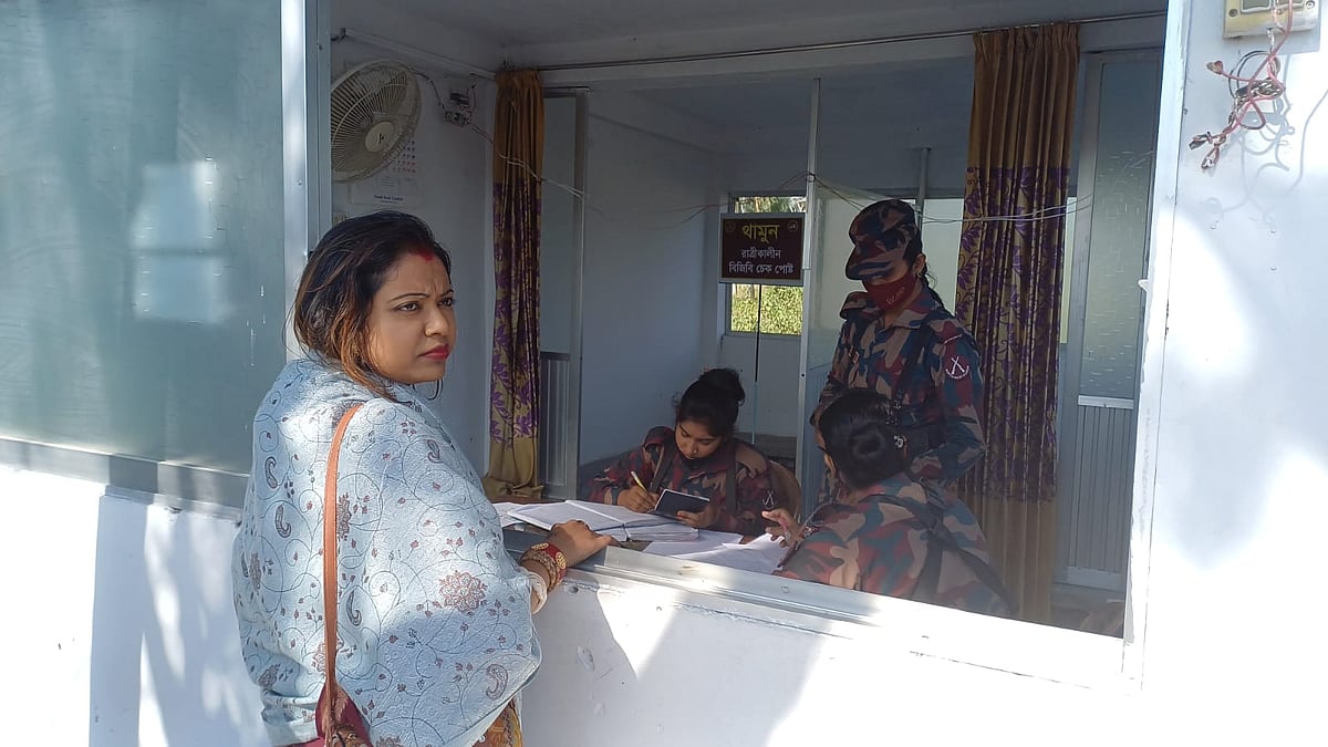 স্বামীর খোঁজে পঞ্চগড়ের তেঁতুলিয়ায় এসেছিলেন ভারতীয় তরুণী রিয়া বালা। কিন্তু তাঁর আসার খবরে বাড়ি থেকে পালিয়ে যান স্বামী বিটু রায়। অবশেষে স্বামীর দেখা না পেয়ে নিরাশ হয়ে আজ দেশে ফিরে যান রিয়া। দুপুরে বাংলাবান্ধা স্থলবন্দরের ইমিগ্রেশনে