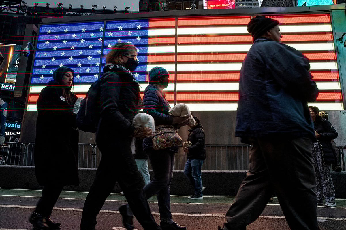 যুদ্ধবিরতির দাবিতে ফিলিস্তিনের সমর্থকেরা টাইমস স্কয়ারে বিক্ষোভ করছেন। ইসরায়েলের হামলায় গাজায় শিশু নিহত হওয়ার প্রতিবাদে তাঁদের হাতে শিশুদের পোশাক ছিল। নিউইয়র্ক সিটি, যুক্তরাষ্ট্র, ২৮ ডিসেম্বর