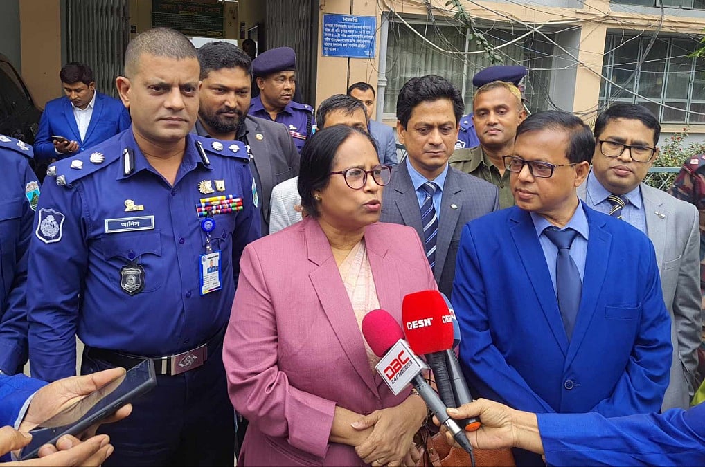 সিরাজগঞ্জ জেলা প্রশাসক কার্যালয়ের সম্মেলনকক্ষে প্রার্থীদের সঙ্গে মতবিনিময় শেষে সাংবাদিকদের বিভিন্ন প্রশ্নের জবাব দেন নির্বাচন কমিশনার রাশেদা সুলতানা