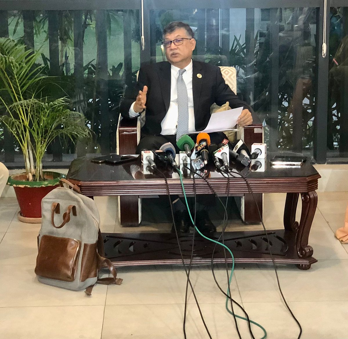 পররাষ্ট্র মন্ত্রণালয়ে গতকাল বৃহস্পতিবার সন্ধ্যায় কূটনৈতিক প্রতিবেদকদের সংগঠন ডিকাবের নেতাদের সঙ্গে মতবিনিময়ে পররাষ্ট্রসচিব মাসুদ বিন মোমেন