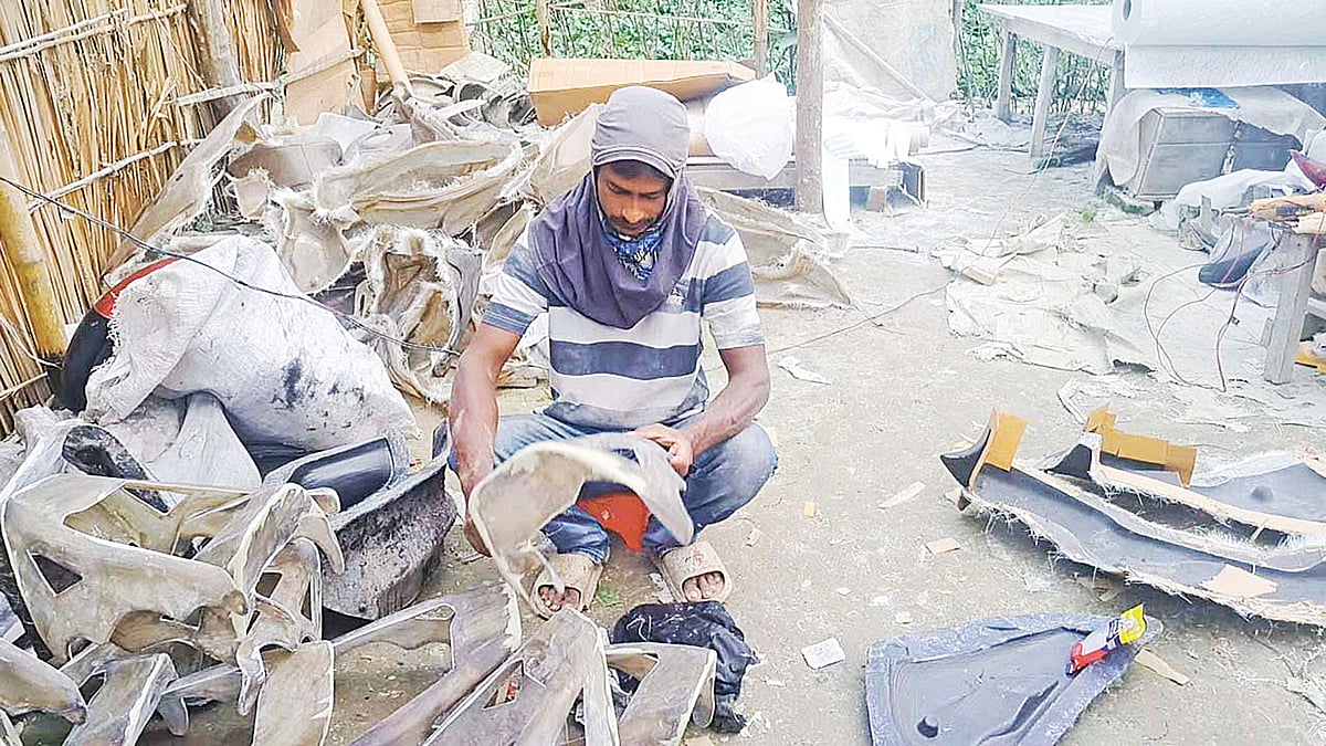 নিজের ছোট কারখানায় মোটরসাইকেলের সাজসজ্জার বিভিন্ন পণ্য তৈরি করছেন আল-আমিন। সম্প্রতি তোলা ছবি