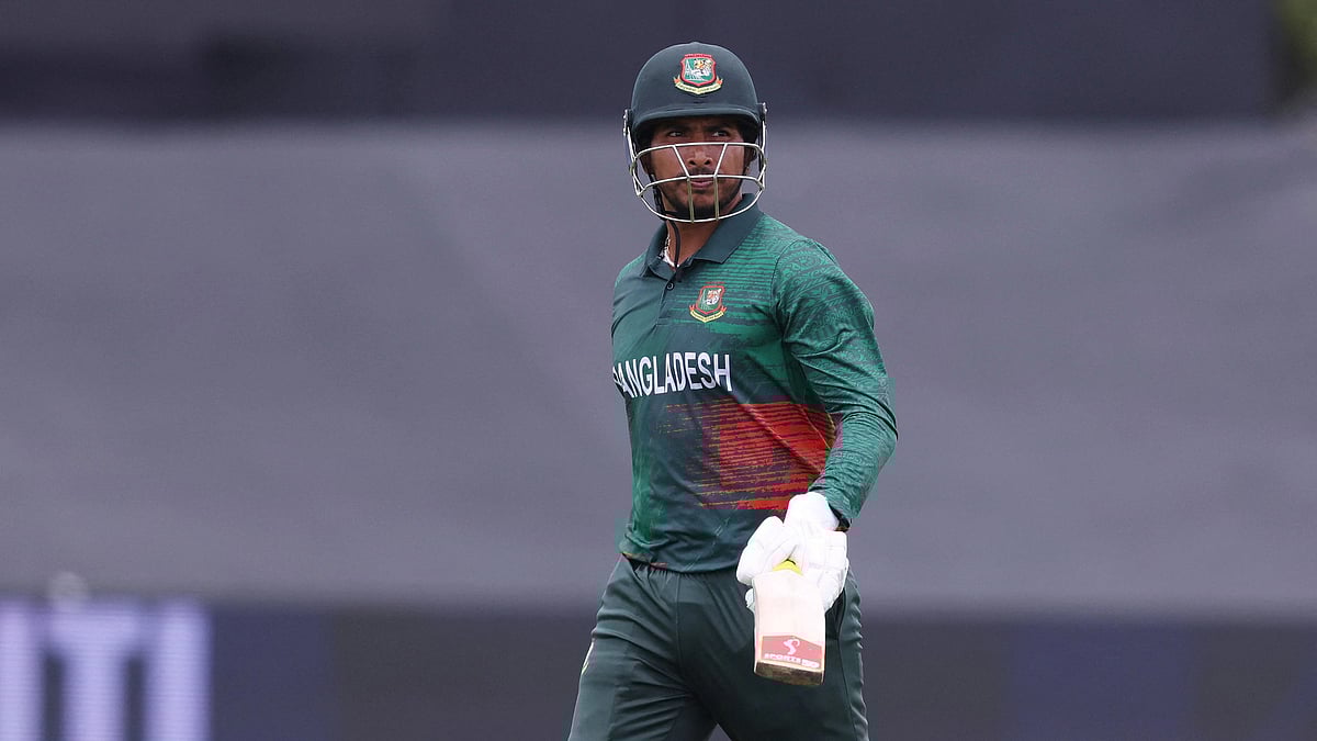 আউট হয়ে ফিরছেন সৌম্য