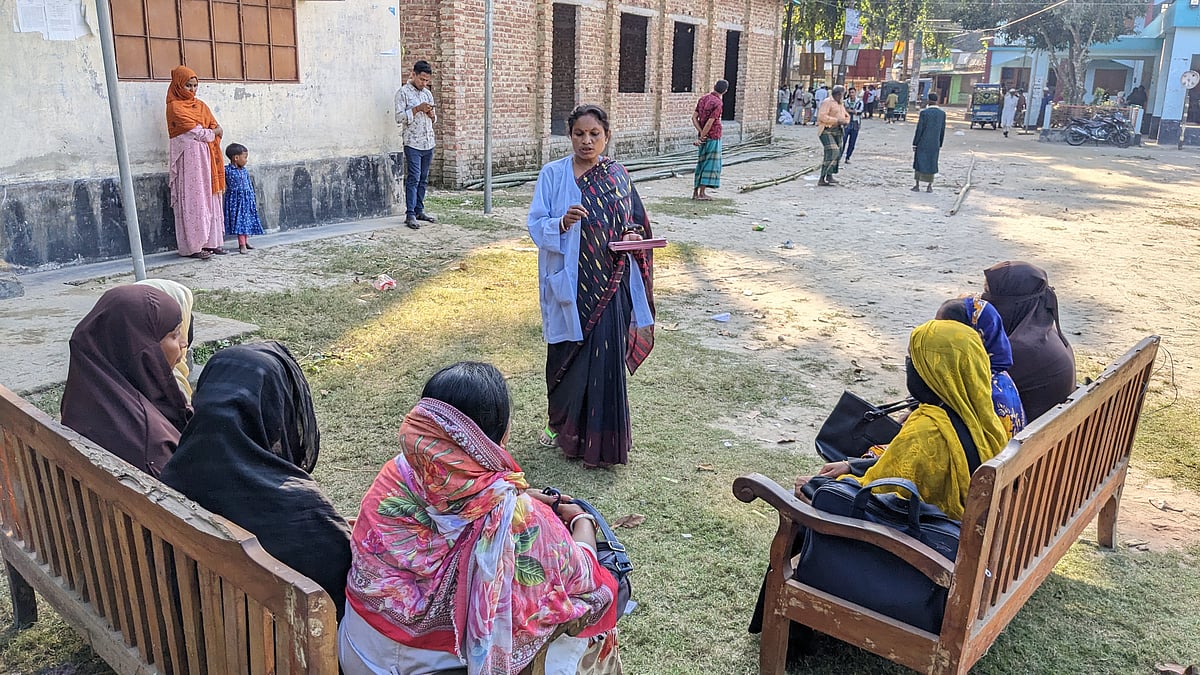 উঠান বৈঠকের মাধ্যমে মা ও শিশু স্বাস্থ্যসেবা দিচ্ছেন একজন বেসরকারি উন্নয়নকর্মী। কুড়িগ্রাম সদর।