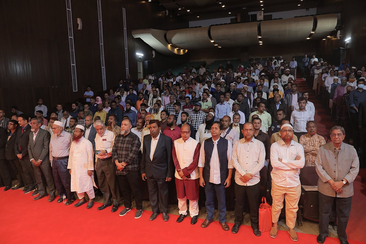 খামারবাড়িতে কৃষিবিদ ইনস্টিটিউশন মিলনায়তনে জাতীয় সংগীত দিয়ে শুরু হয় এজেন্ট সম্মেলন। এ সময় সবাই দাঁড়িয়ে শ্রদ্ধা জানান। ঢাকা, ২ ডিসেম্বর