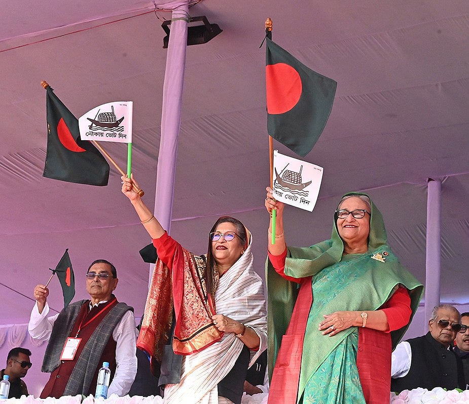 আওয়ামী লীগের সভাপতি ও প্রধানমন্ত্রী শেখ হাসিনা জাতীয় পতাকা ও দলীয় প্রতীক নৌকা হাতে নিয়ে নেতাকর্মীদের শুভেচ্ছা জানান। এ সময় বঙ্গবন্ধুর ছোট মেয়ে এবং শেখ হাসিনার ছোট বোন শেখ রেহানাও শুভেচ্ছা জানান নেতাকর্মীদের। বঙ্গবন্ধু উদ্যানে জনসভা মঞ্চে। বরিশাল, ২৯ ডিসেম্বর