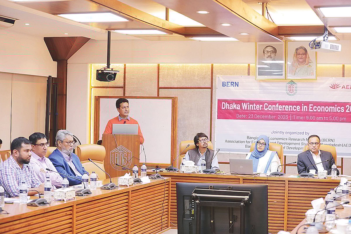 বিআইডিএসের আয়োজিত দিনব্যাপী শীতকালীন অর্থনৈতিক সম্মেলনে ‘দুর্নীতি ও প্রণোদনা’ শীর্ষক এক অধিবেশনে উপস্থিত আমন্ত্রিত অতিথিরা। গতকাল রাজধানী ঢাকার আগারগাঁওয়ে বিআইডিএস মিলনায়তনে