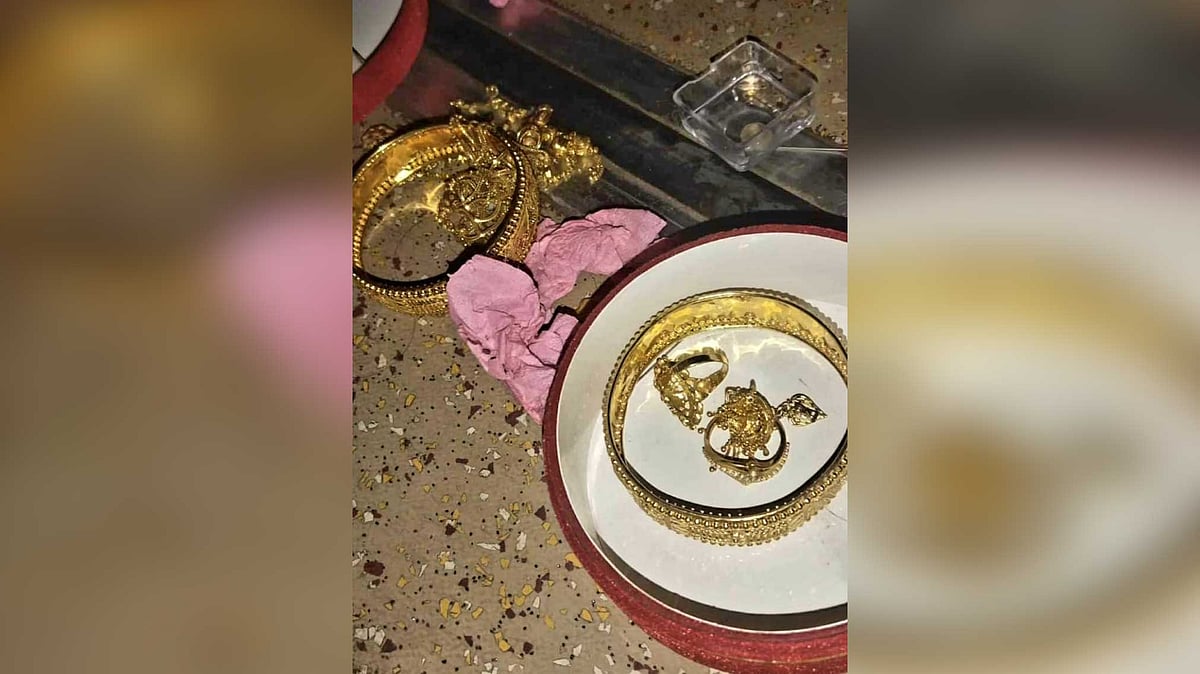 আসনের নিচে এভাবেই পড়ে ছিল গয়নাগুলো