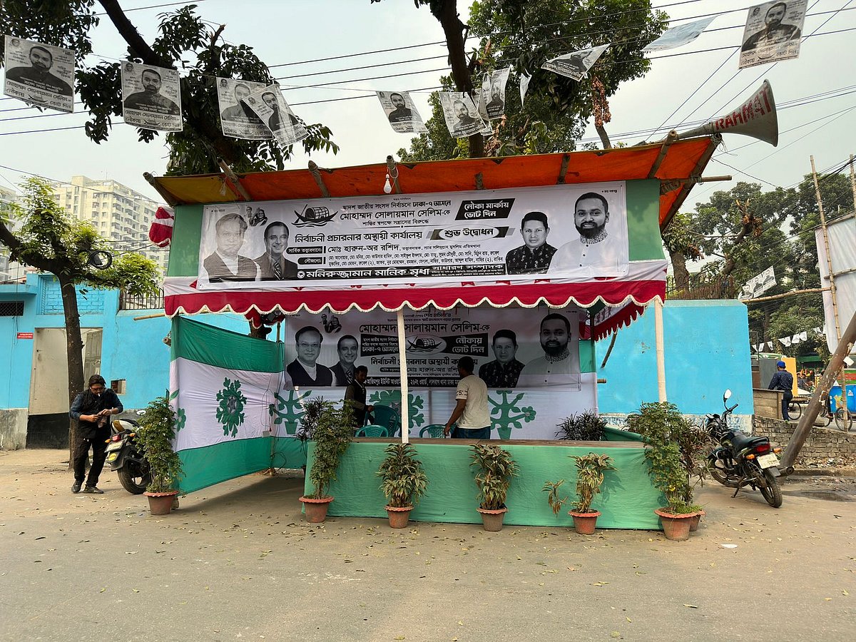 রাস্তার ওপর নৌকা প্রতীকের প্রার্থী সোলায়মান সেলিমের নির্বাচনী ক্যাম্প । পুরান  লালবাগ এলাকা,  ২৮ ডিসেম্বর