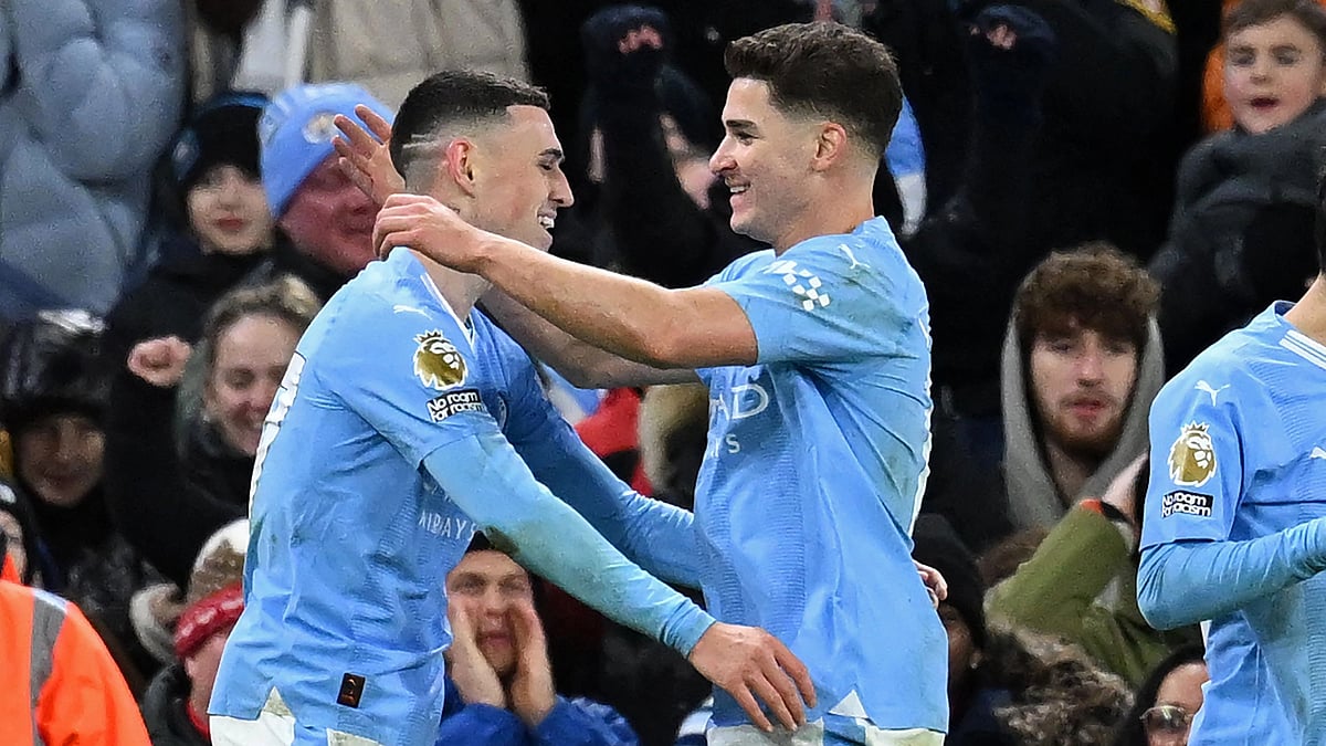 গোলের পর হুলিয়ান আলভারেজকে অভিনন্দন ফিল ফোডেনের