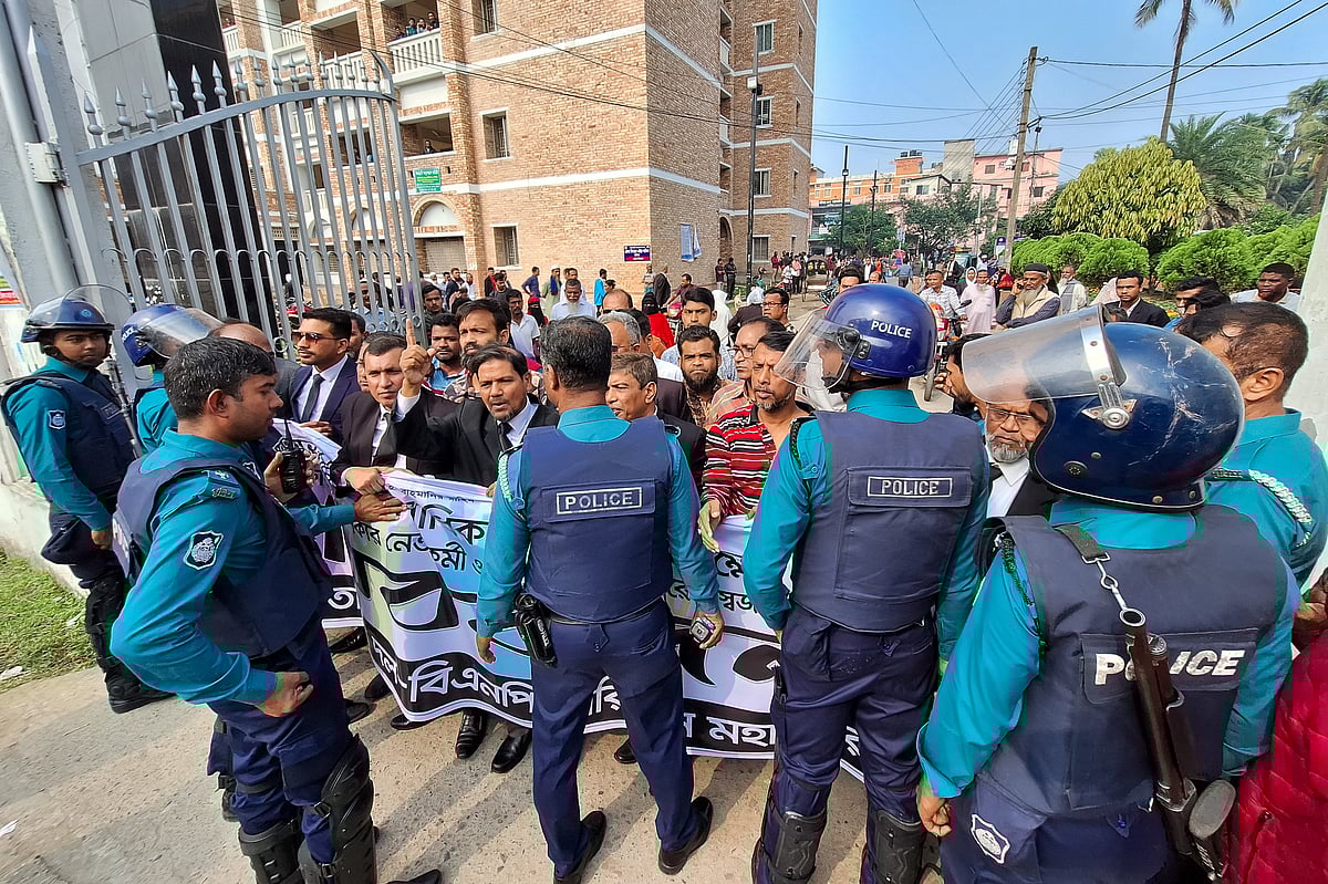 মানববন্ধন পালন করার জন্য বরিশাল বিএনপিপন্থী আইনজীবী ও দলীয় নেতা-কর্মীরা জেলা ও দায়রা জজ আদালত প্রাঙ্গন থেকে বের হওয়ার চেষ্টা করলে পুলিশ তাদের বাঁধা দেয়। রোববার সকালে