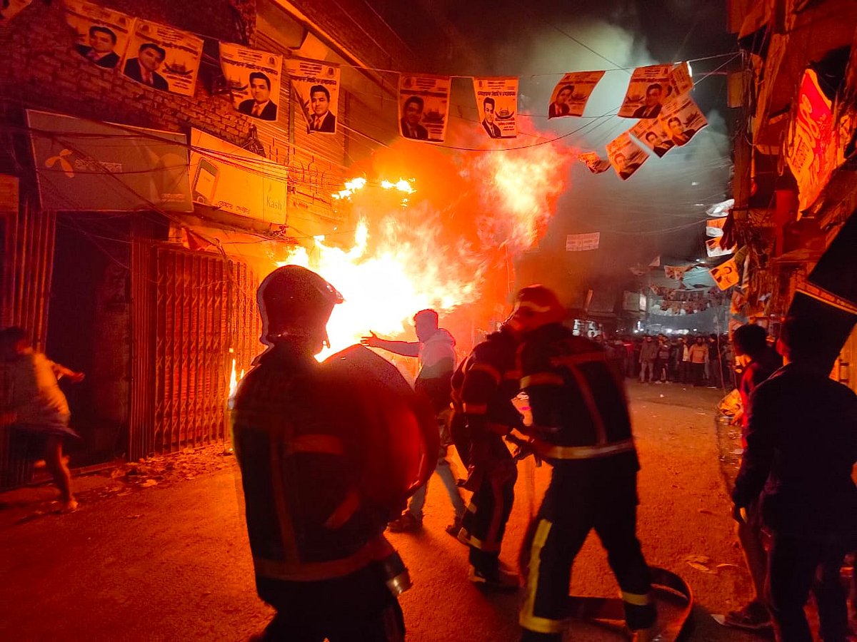 পুরান ঢাকার নাজিরা বাজারে আগুন নিয়ন্ত্রণে কাজ করছেন ফায়ার সার্ভিসের কর্মীরা। ঢাকা, ১ জানুয়ারি