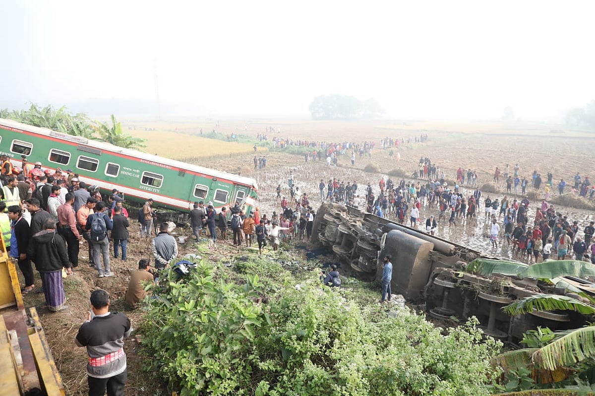 ট্রেনটি রাজেন্দ্রপুর স্টেশন পার হয়ে ভাওয়াল রেলস্টেশনে পৌঁছানোর আগেই লাইনচ্যুত হয়।