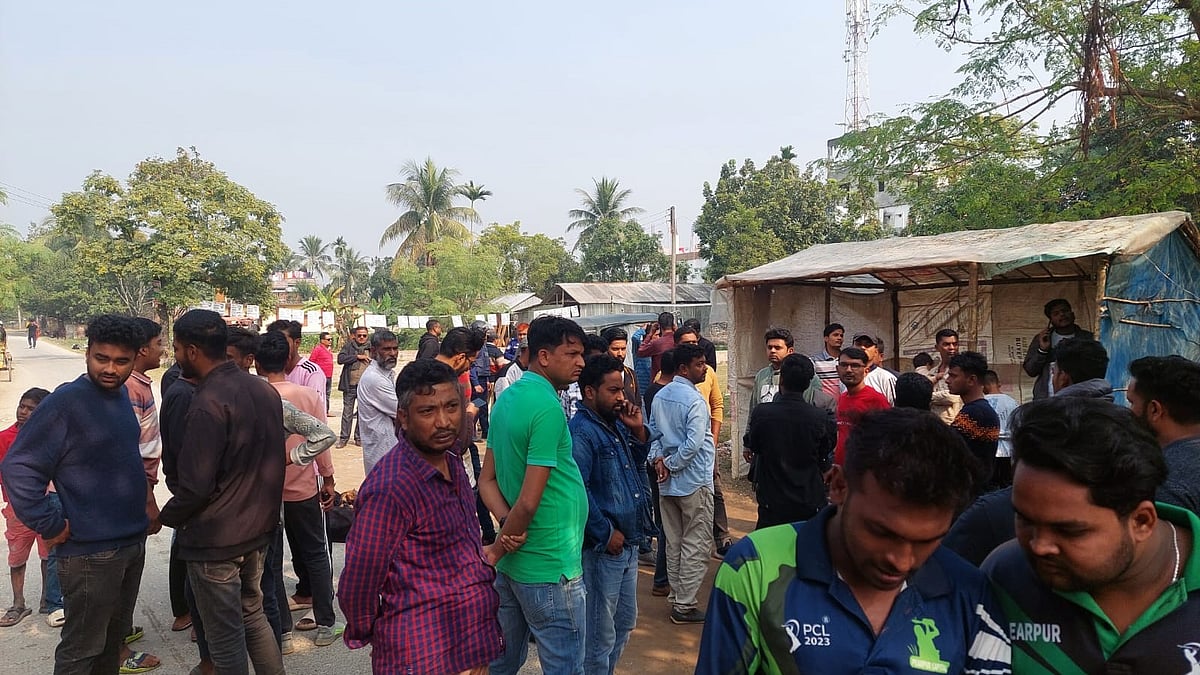 গুলি ও ককটেল বিস্ফোরণের ঘটনার পর আওয়ামী লীগের কার্যালয়ের সামনে নেতা-কর্মীরা। গতকাল মঙ্গলবার দুপুরে ঈশ্বরদীর পিয়ারপুর মোড় বাজার এলাকায়