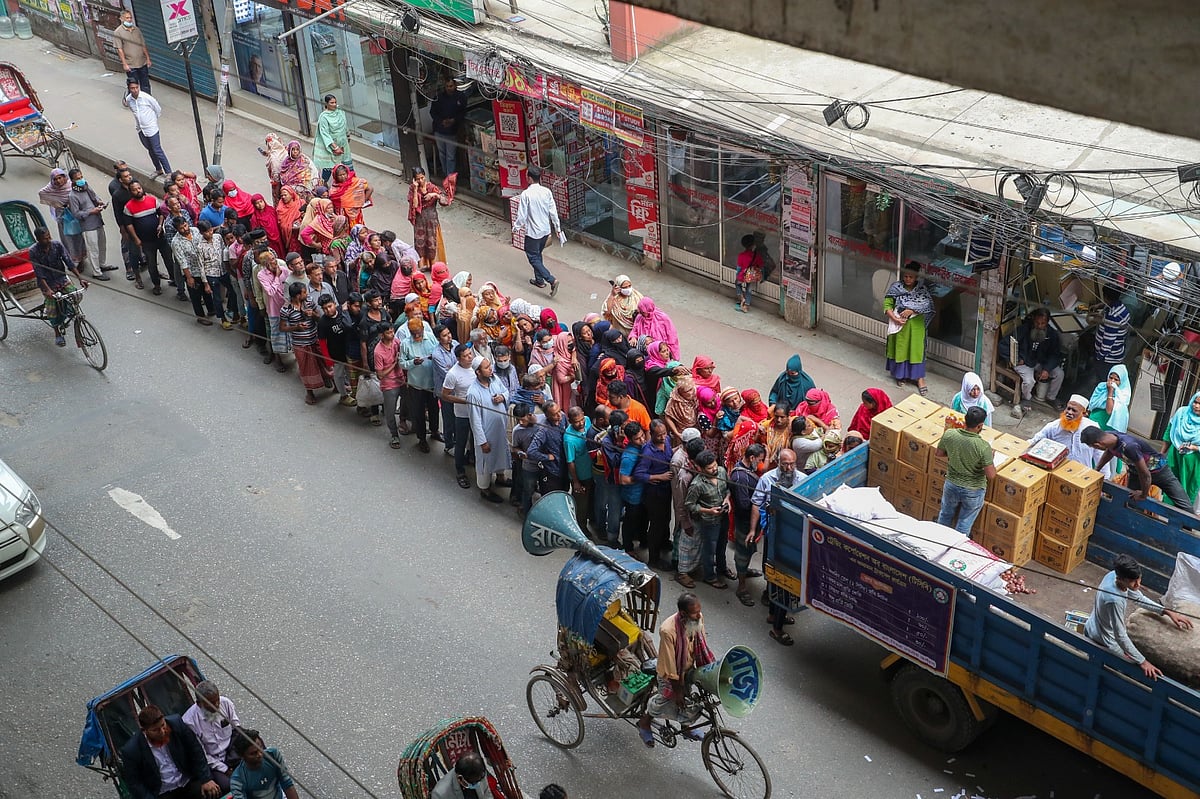 ট্রাকে করে পণ্য বিক্রি করছে সরকারি সংস্থা ট্রেডিং করপোরেশন অব বাংলাদেশ (টিসিবি)