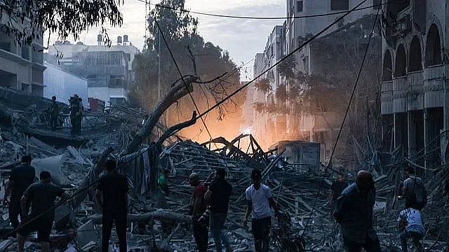 গাজায় ইসরায়েলি বিমান হামলায় বিধ্বস্ত একটি ভবন
