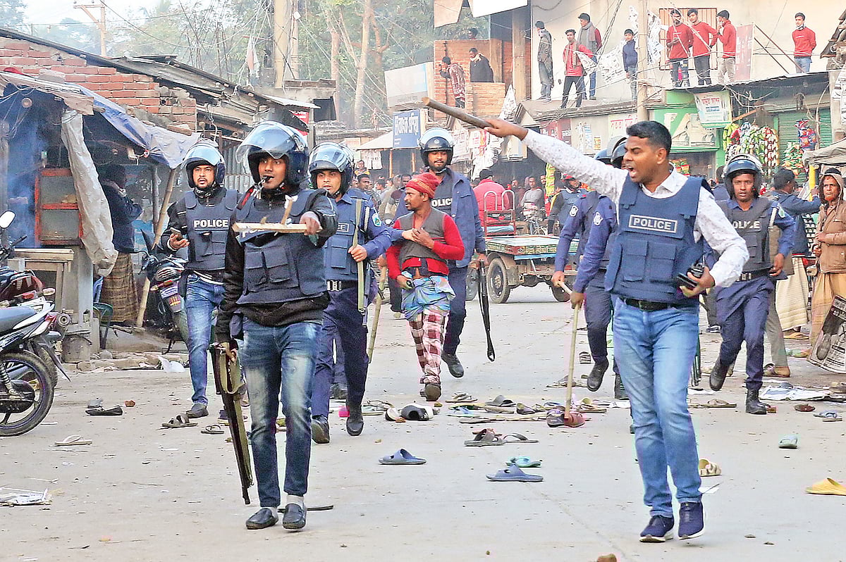 রাজশাহী-৪ আসনে স্বতন্ত্র প্রার্থী এনামুল হকের প্রচারমিছিলে হামলা চালান নৌকার সমর্থকেরা। পরে পুলিশ গিয়ে পরিস্থিতি নিয়ন্ত্রণে আনে। গতকাল জেলার বাগমারার মাদারীগঞ্জ বাজারে