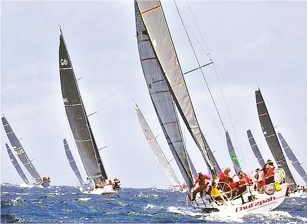 প্রতিযোগিতায় অংশ নেওয়া নৌকা