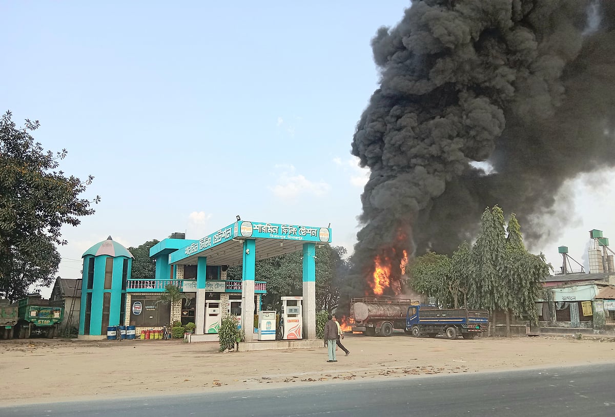 দিনাজপুরের বিরামপুরে শারমিন ফিলিং স্টেশনের তেলের ডিপোতে আগুন। বুধবার বিকেলে উপজেলার ঘোড়াঘাট রেলঘুণ্টি এলাকায়