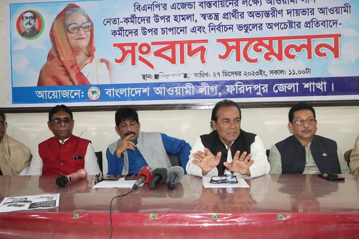 সংবাদ সম্মেলনে লিখিত বক্তব্য পাঠ করেন ফরিদপুর পৌরসভার মেয়র অমিতাভ বোস। পরে সাংবাদিকদের বিভিন্ন প্রশ্নের জবাব দেন শামীম হক। বুধবার দুপুরে ফরিদপুর প্রেসক্লাবে