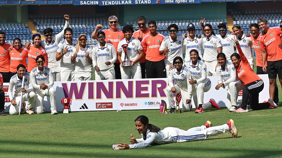 টেস্ট জয়ের ট্রফি নিয়ে ভারতীয় মেয়েদের উল্লাস
