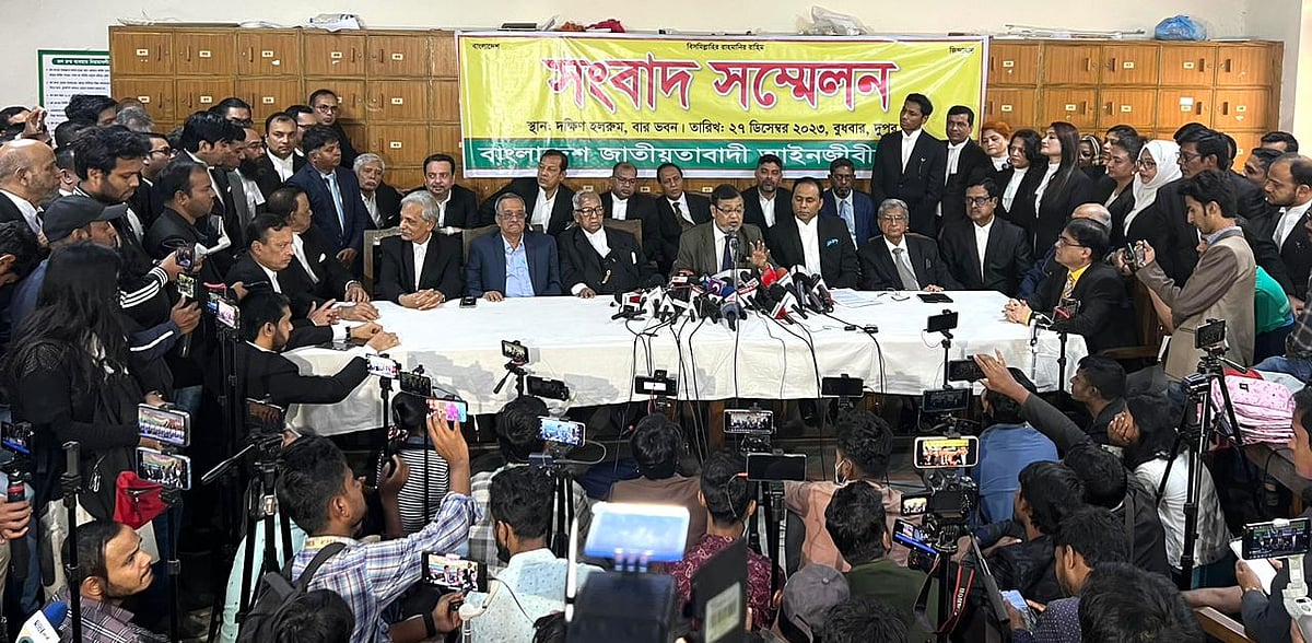 জাতীয়তাবাদী আইনজীবী ফোরাম সুপ্রিম কোর্ট আইনজীবী সমিতি ভবনের দক্ষিণ হলে সংবাদ সম্মেলন করে। ঢাকা, ২৭ ডিসেম্বর