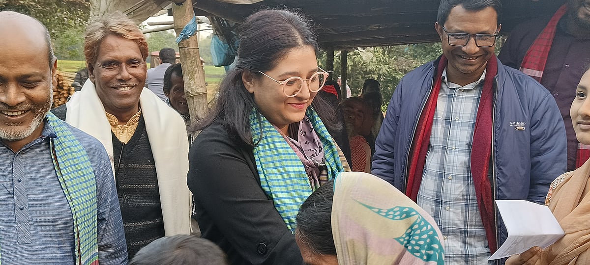 বঙ্গবীর কাদের সিদ্দিকীর জন্য গামছা প্রতীকে ভোট চাইছেন মেয়ে কুঁড়ি সিদ্দিকী। বৃহস্পতিবার সখীপুর উপজেলার হাতীবান্ধা ইউনিয়নের তক্তারচালা পাটজাগ এলাকায়