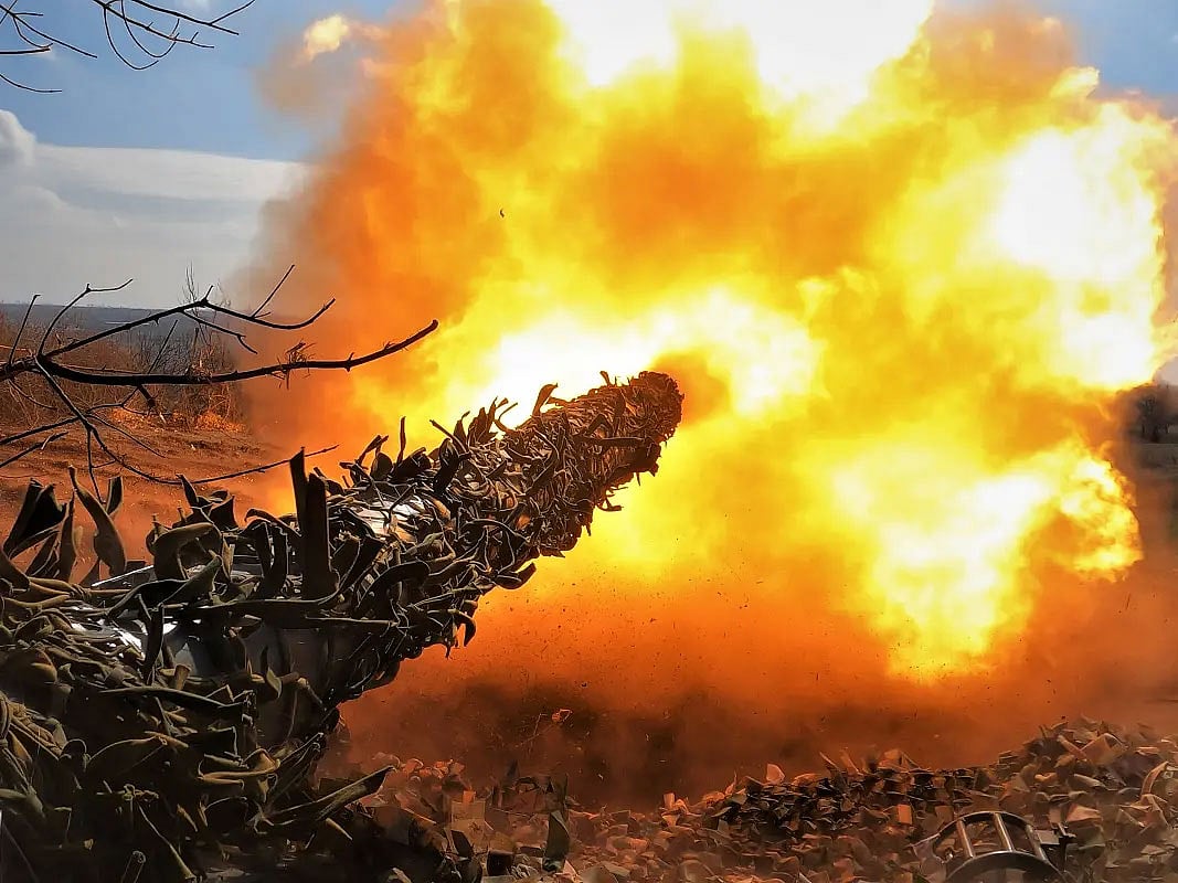 ইউক্রেনের টি–৭২ ট্যাংক থেকে ছোড়া হচ্ছে গোলা