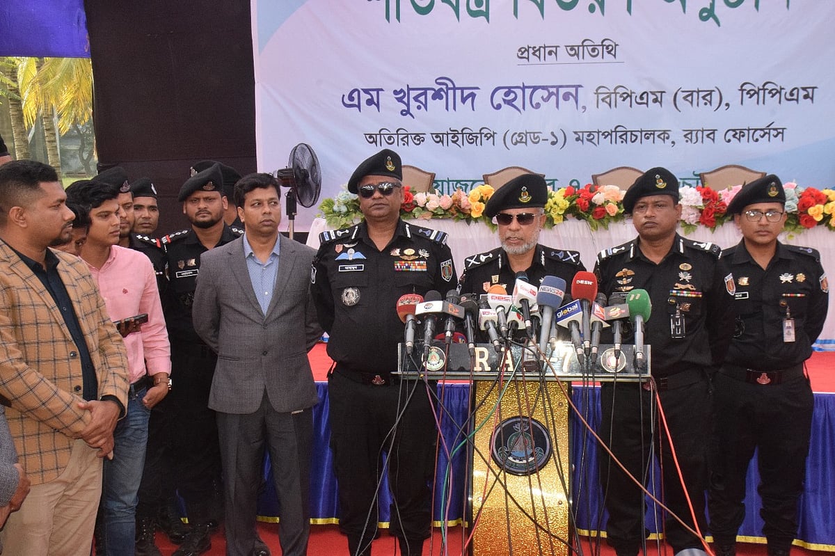 চট্টগ্রাম নগরের পতেঙ্গায় র্যাব–৭ এর কার্যালয়ে সাংবাদিকদের সঙ্গে মতবিনিময় করেন র্যাবের মহাপরিচালক এম খুরশীদ হোসেন
