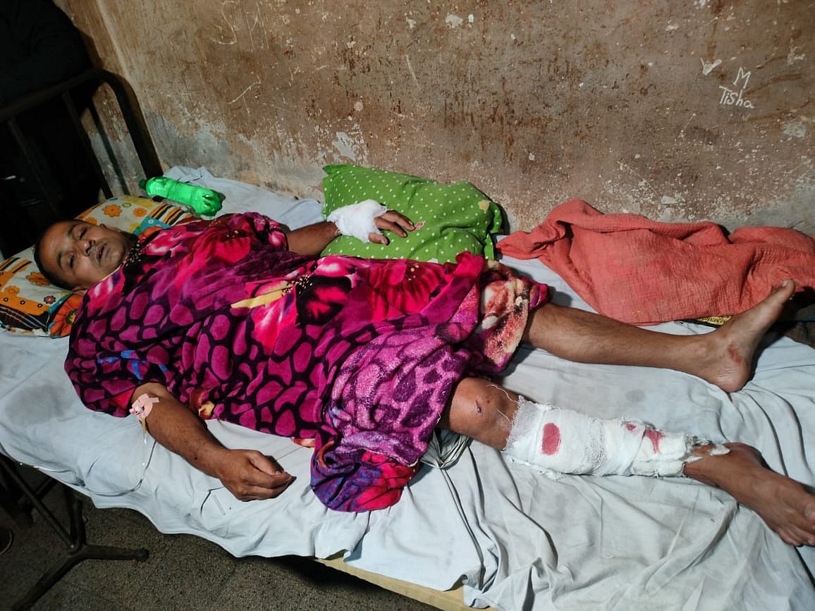 আহত আওয়ামী লীগ নেতা গোলাম মোর্শেদ হাসপাতালে চিকিৎসাধীন। রোববার সন্ধ্যায় মাগুরা ২৫০ শয্যাবিশিষ্ট হাসপাতাল