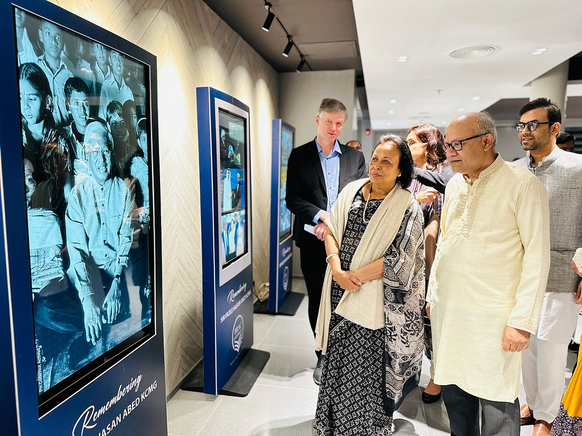 ডিজিটাল ফটো প্রদর্শনীর মাধ্যমে স্যার ফজলে হাসান আবেদের জীবনের স্মরণীয় মুহূর্তগুলো তুলে ধরা হয়