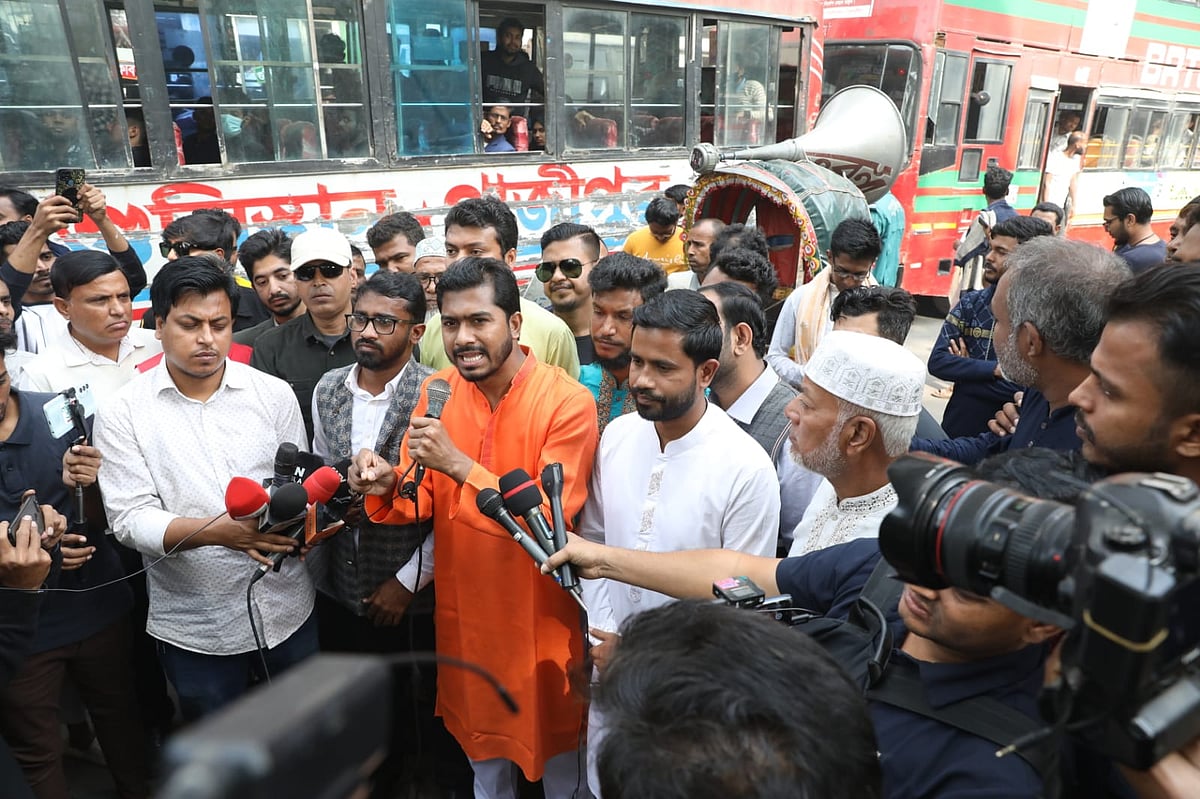 গণ অধিকার পরিষদ: জাতীয় প্রেসক্লাব এলাকায় বক্তব্য দেন গণ অধিকার পরিষদের (একাংশ) সভাপতি নুরুল হক