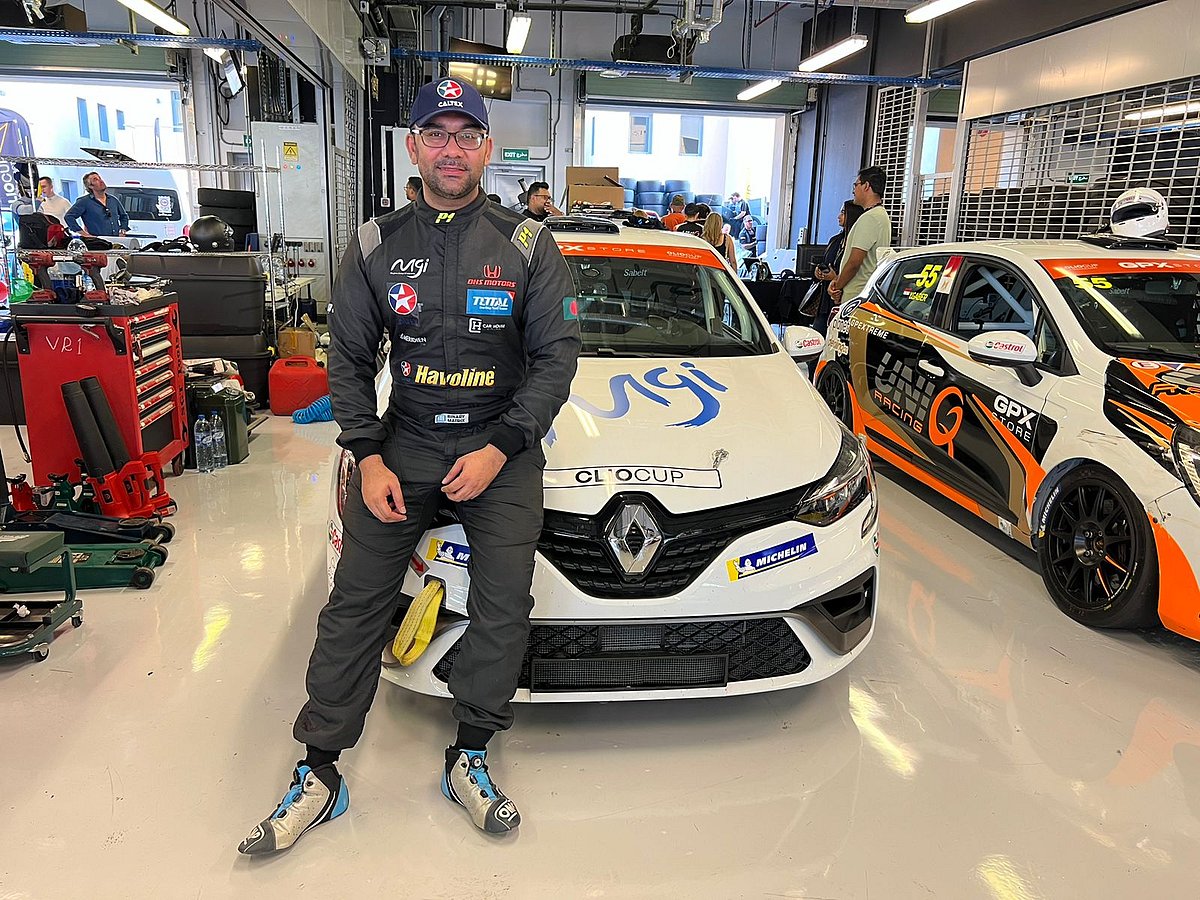 প্রথম রেস শেষ করার পর অভিক আনোয়ার। আজ বিকেলে আবুধাবির ইয়াস মেরিনায়